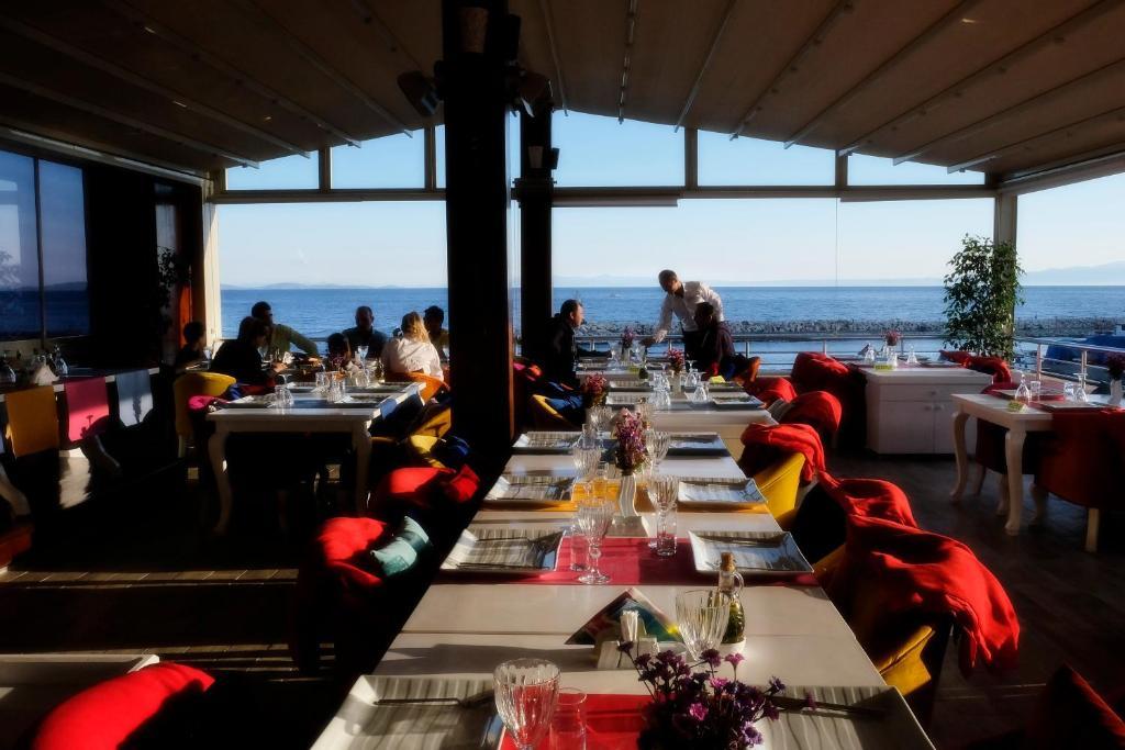 Alp Otel Restaurant Küçükkuyu Exteriör bild